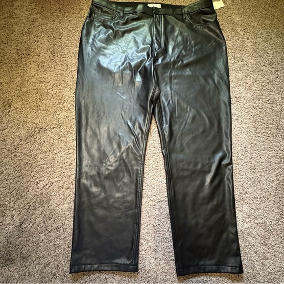 Abercrombie & Fitch 90’s Straight Ultra High Rise Black Faux Leather Pants - Picture 5 of 15